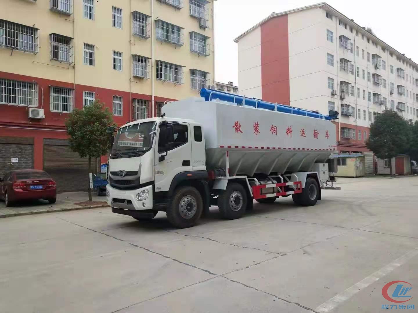 福田国六小三轴散装饲料车